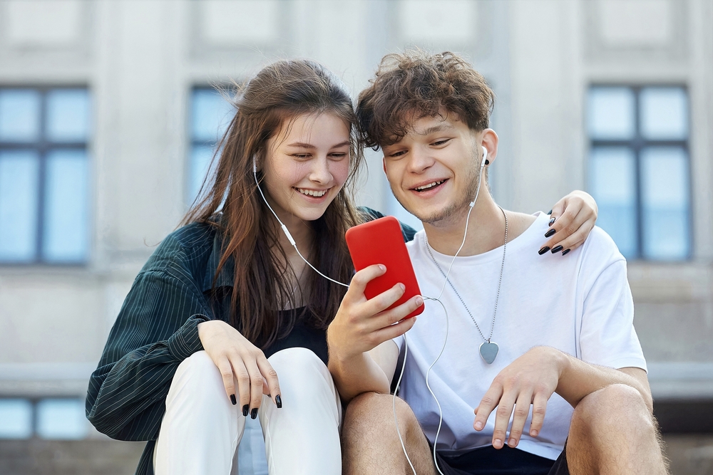 Relazioni lunghe che iniziano da adolescenti: perché sono limitanti?