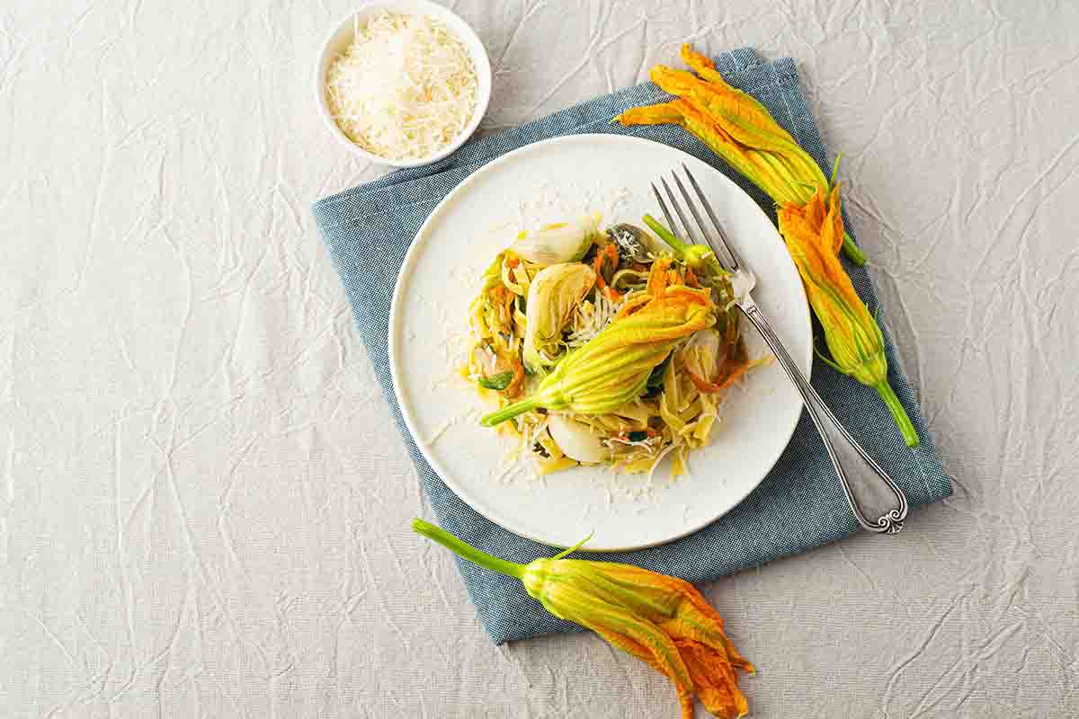La ricetta delle tagliatelle ai fiori di zucca e prosciutto