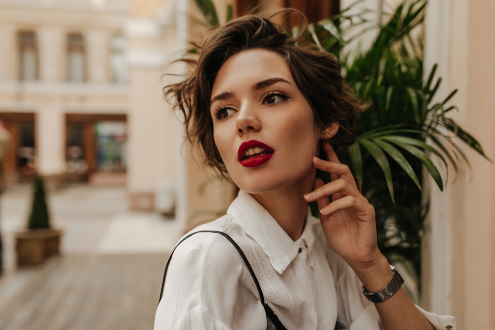 Come arricciare i capelli corti