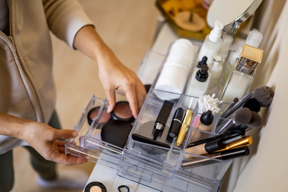 Come disinfettare i prodotti cosmetici quando si condividono