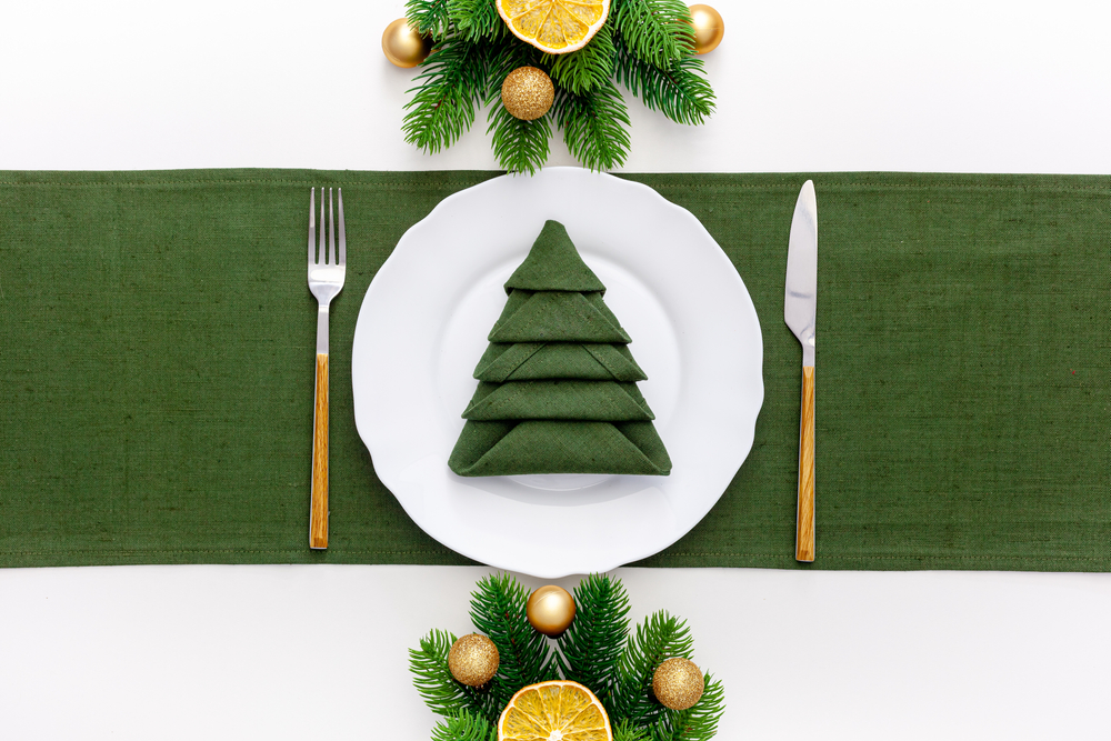 Come piegare i tovaglioli a forma di albero di Natale: tutorial e spiegazioni facili