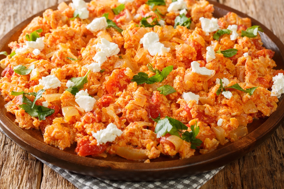 Come si preparano le uova strapazzate al pomodoro, la ricetta